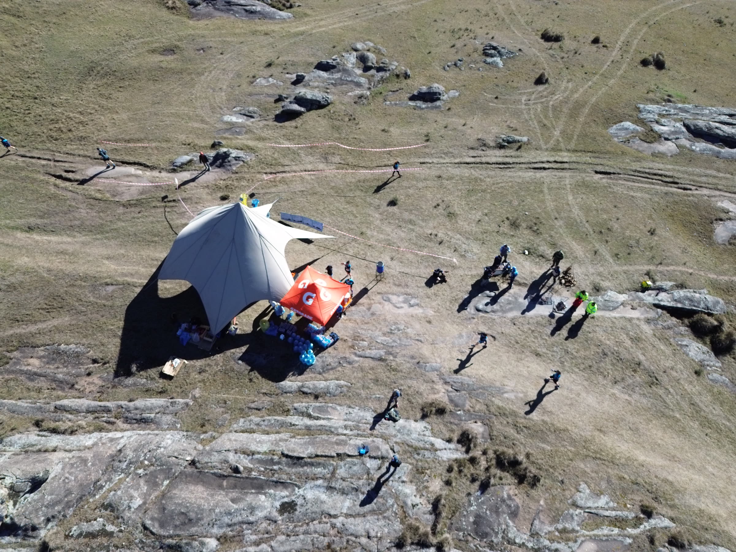 Vista aérea de puesto con corredores en carrera