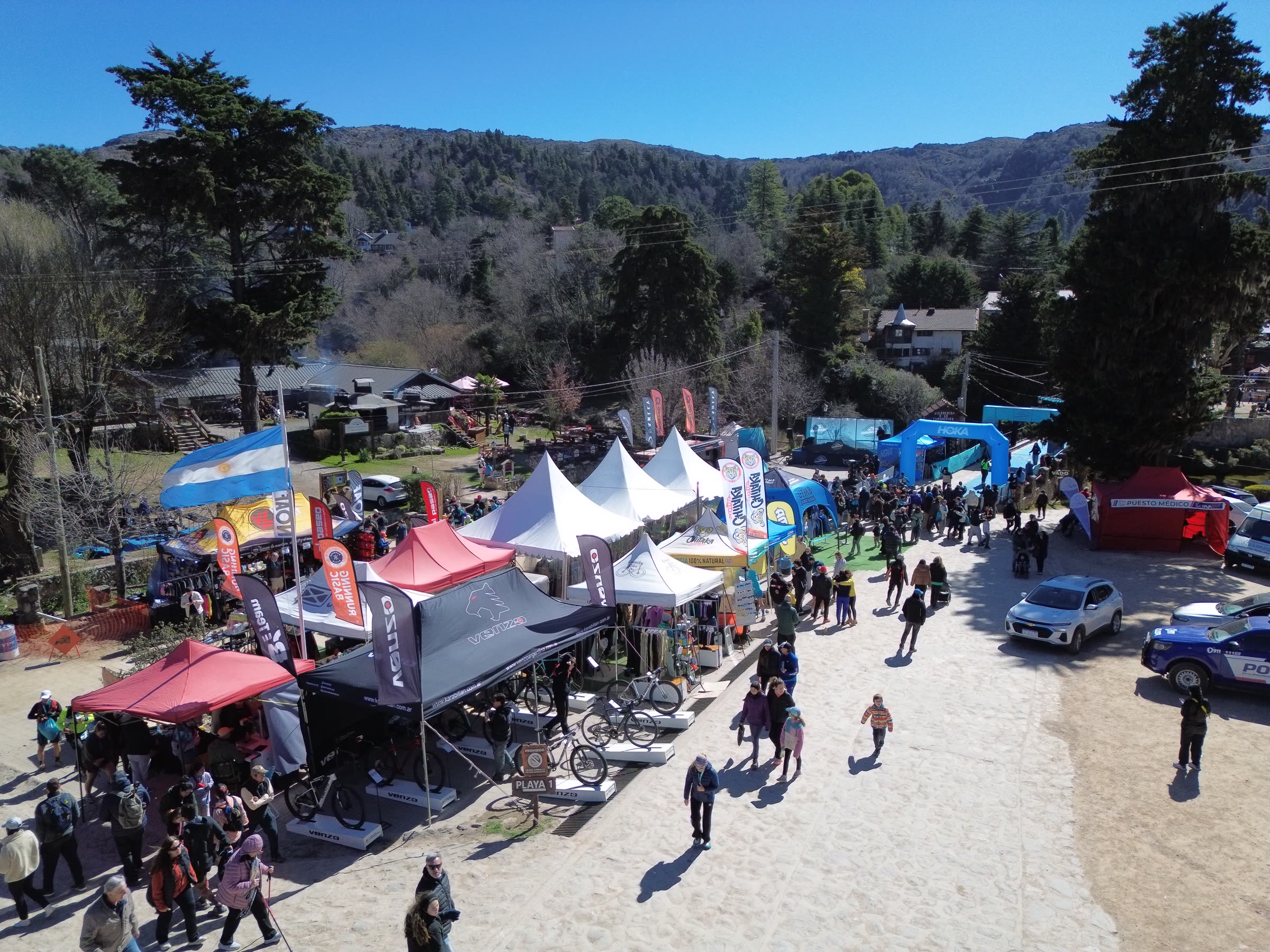 Vista aérea del epicentro con stands y llegada