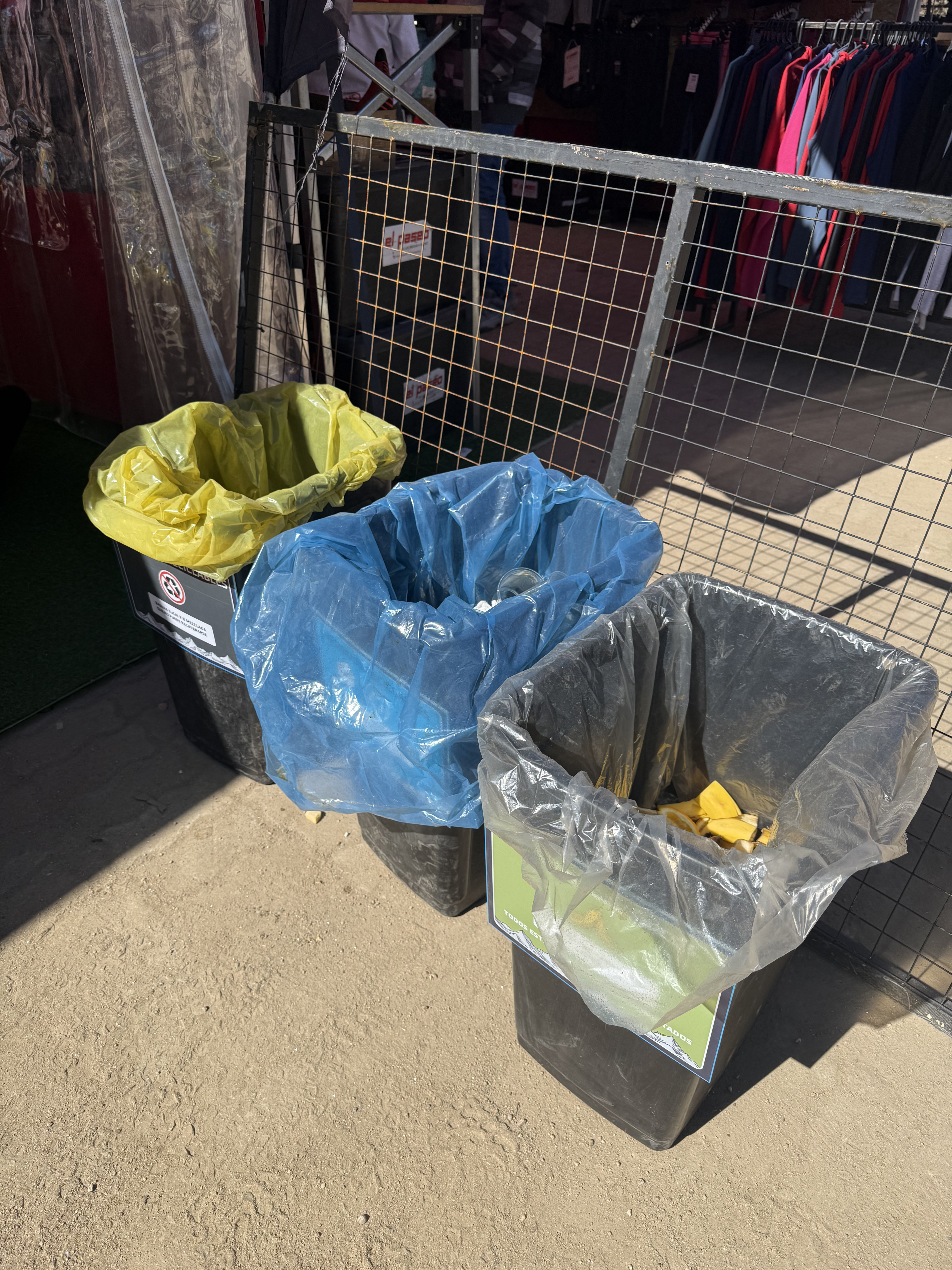 Estaciones de reciclaje separadas por color